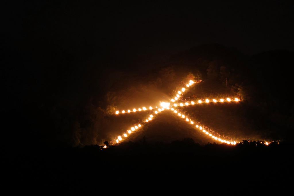 【8月16日限定！】京都、五山の送り火全部見せ！きらめき求めて追っかけろ！～京都老舗料亭のお弁当を楽しむ～〈専用車1台8名様限定〉